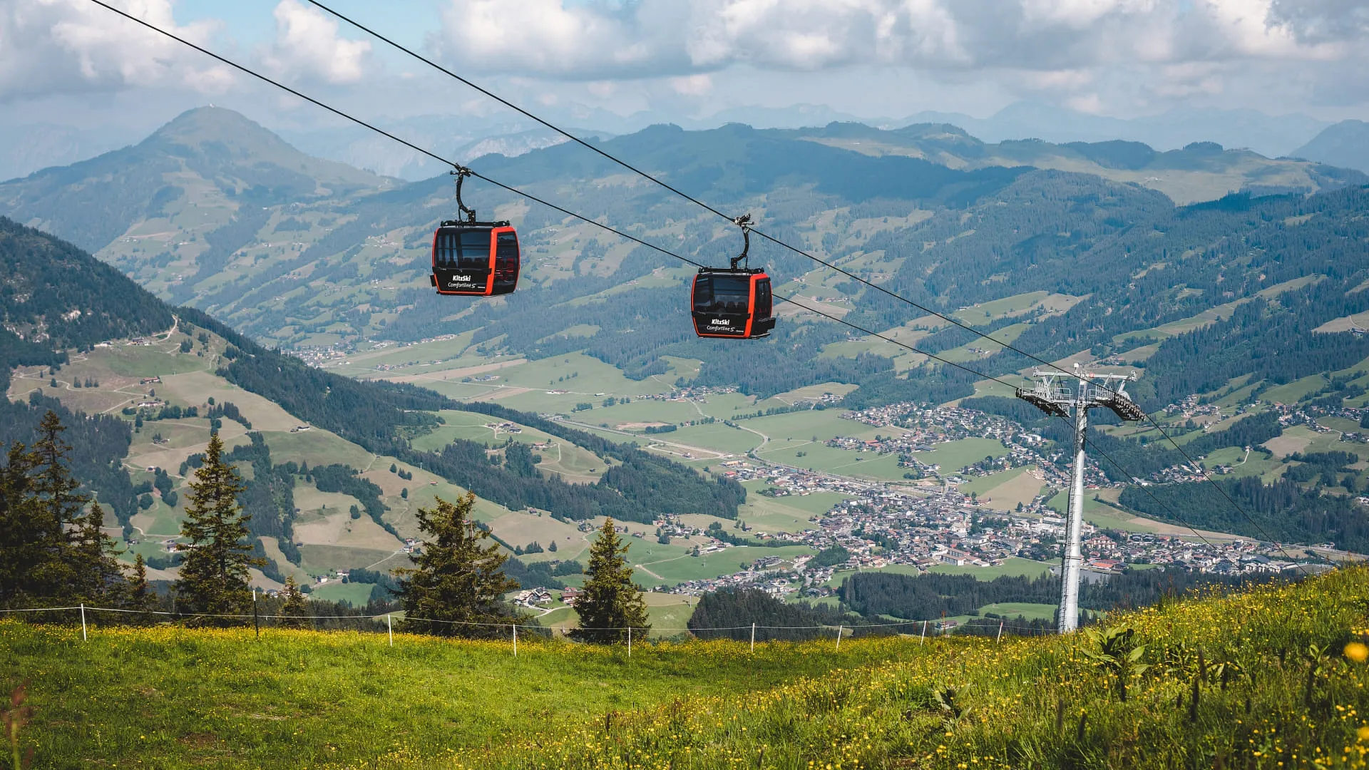 Berglandschaft mit Gondeln in Brixental im Sommer