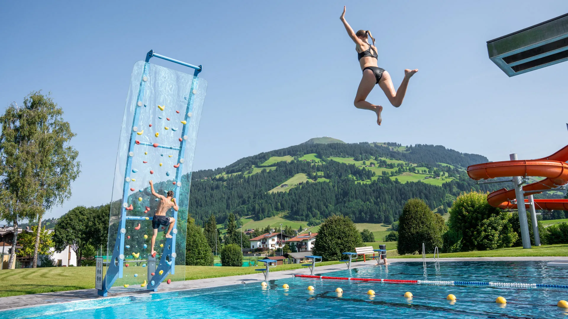 Badespaß im Schwimmbad Brixental, Klettern und Springen