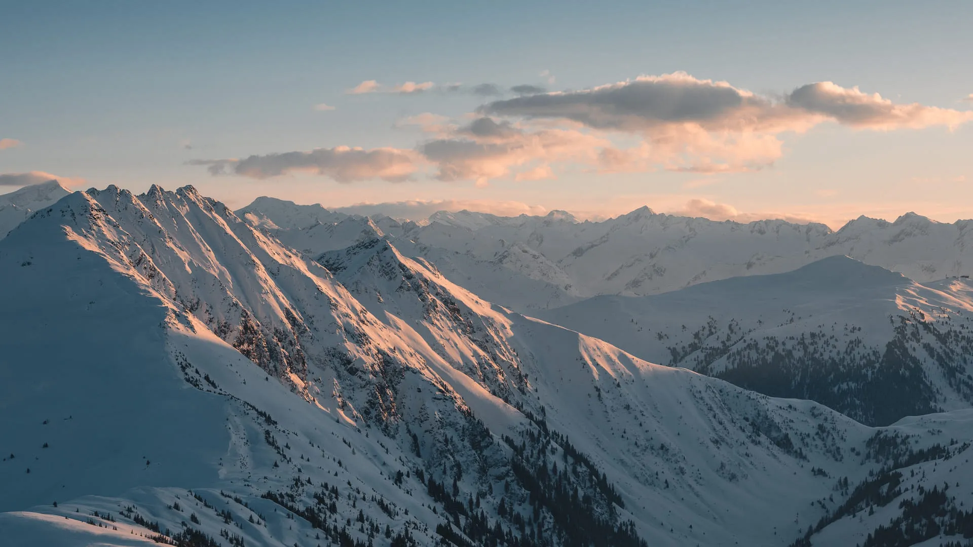 Schneebedeckte Berge unter einem klaren Himmel bei Sonnenuntergang