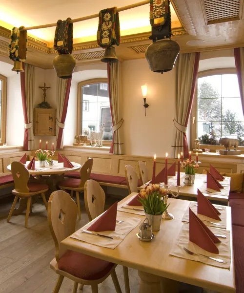 Gemütliches Restaurant mit Holzstühlen und Tischen, warmem Licht und Dekoration