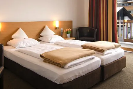 Doppelzimmer mit zwei Betten und gemütlicher Einrichtung