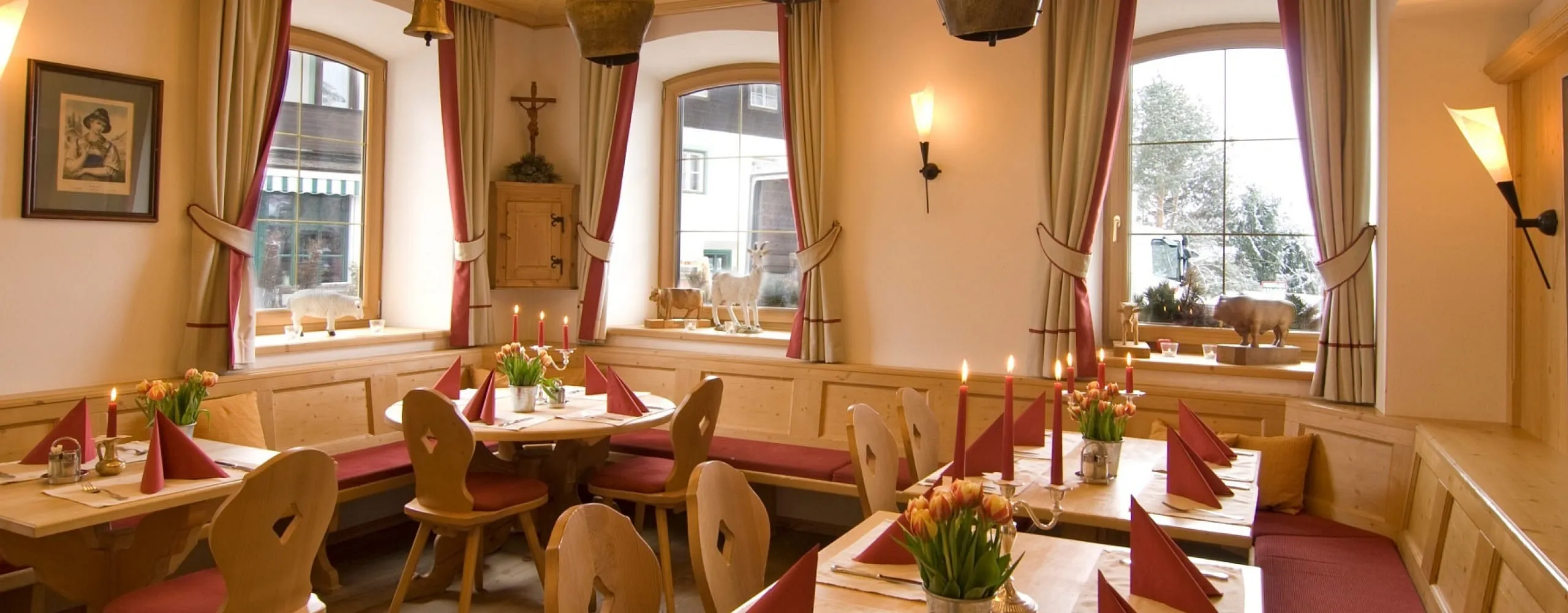 Gemütliches Restaurant mit Tischen und Stühlen.