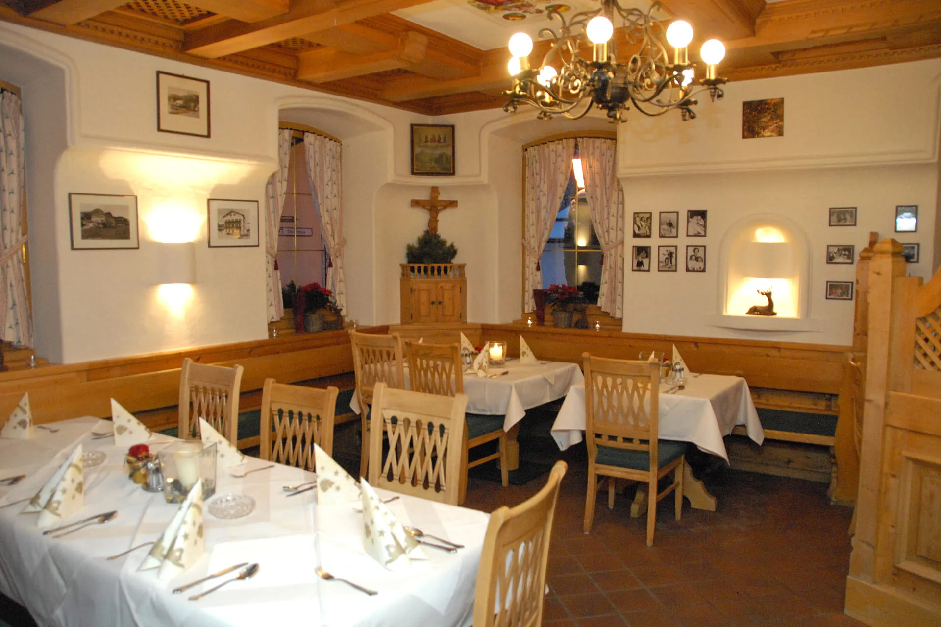 Gemütliches Restaurant mit Holzmöbeln und Tischdekoration