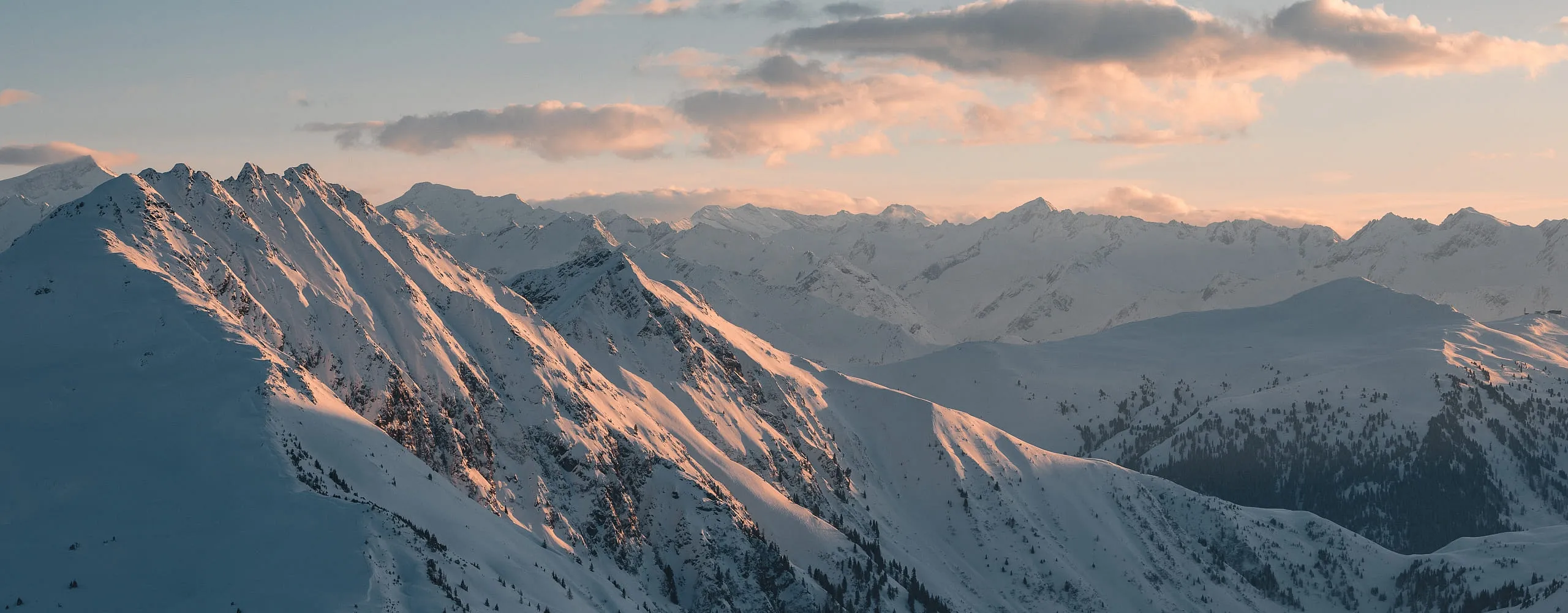 Schneebedeckte Berge im Winter bei Sonnenuntergang