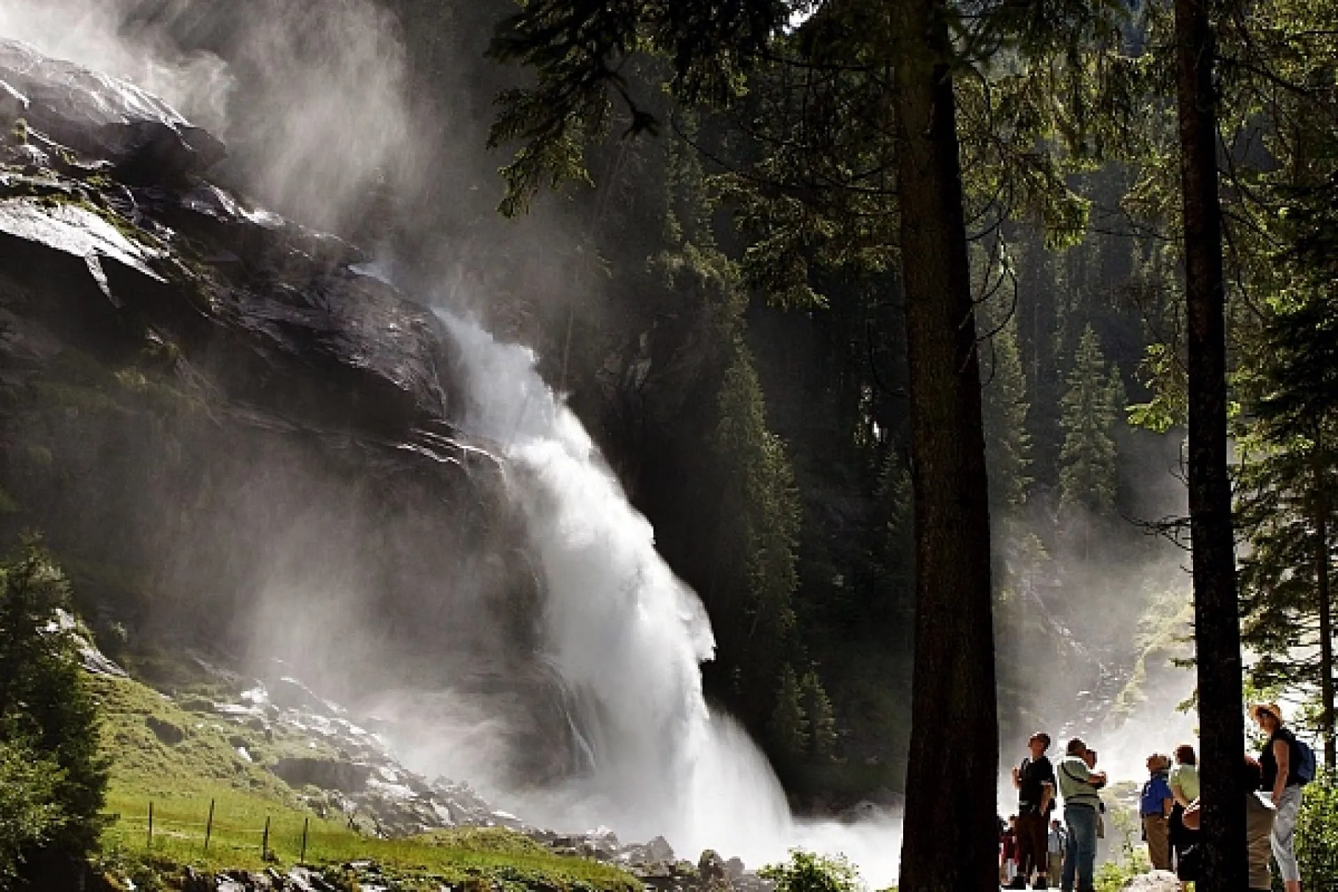Krimmler Wasserfall mit Besuchern im Vordergrund und Nebel