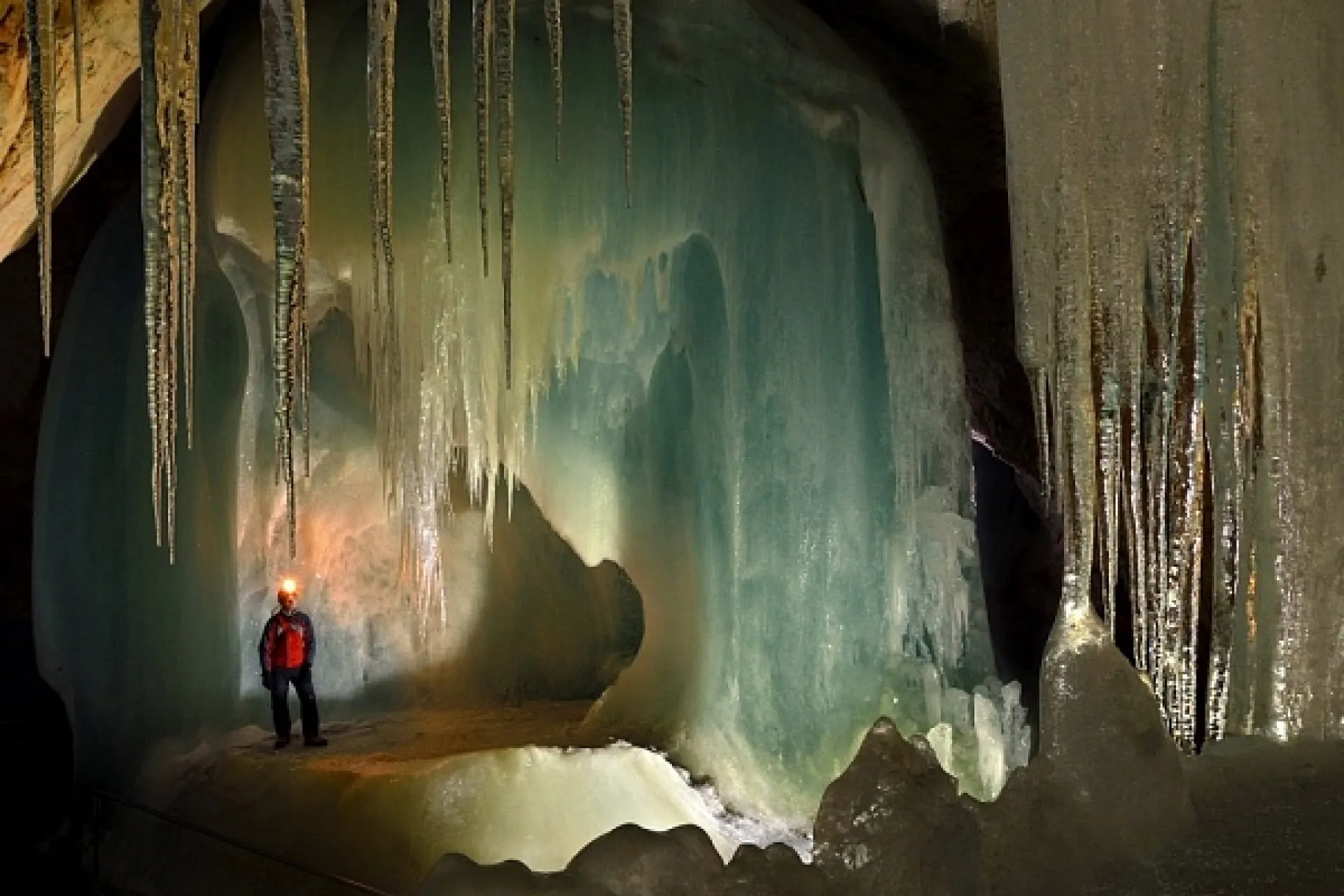Blick in die Eisriesenwelt mit Eiszapfen und Besucher