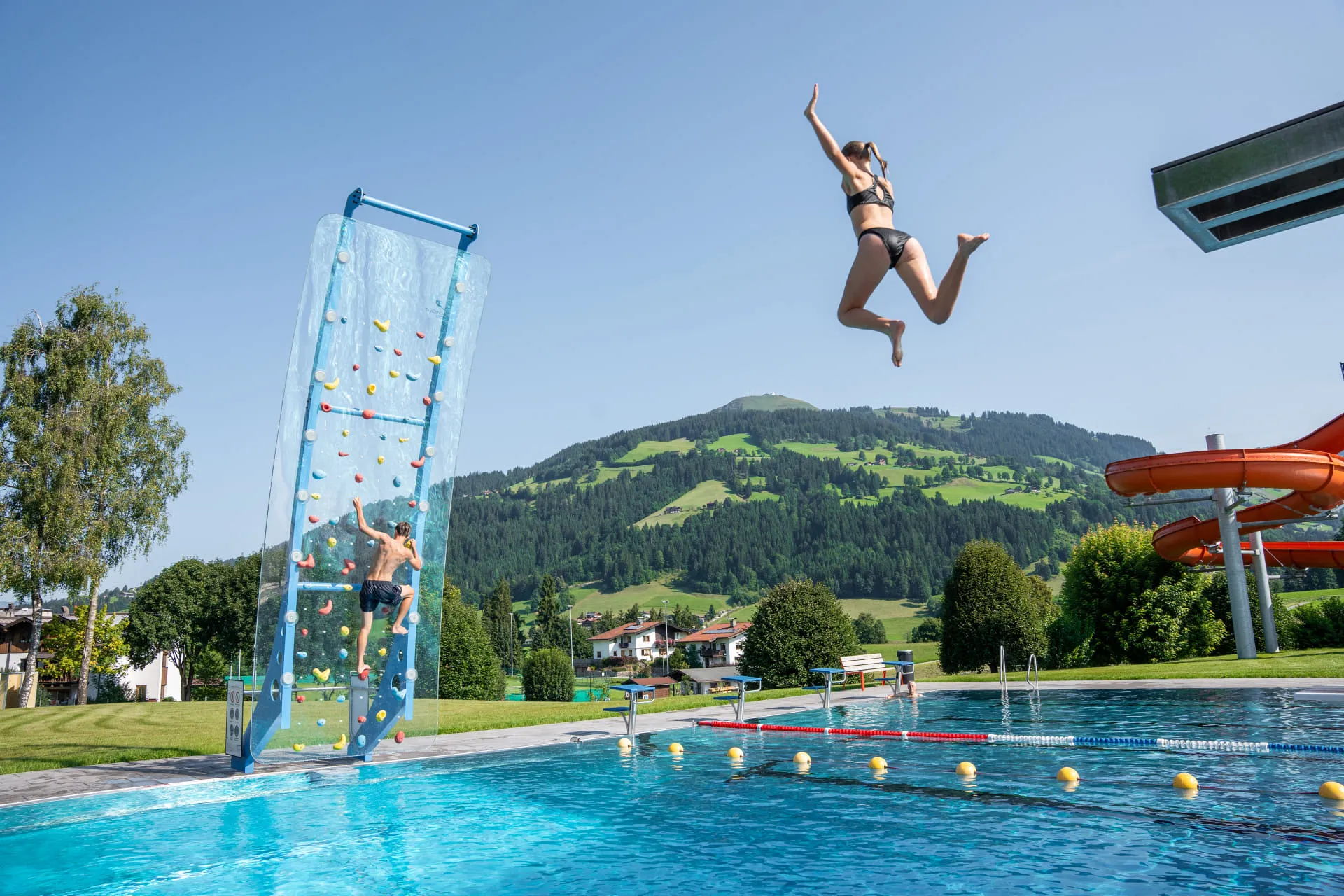 Badebereich mit Kletterwand und Sprungbrett in Westendorf