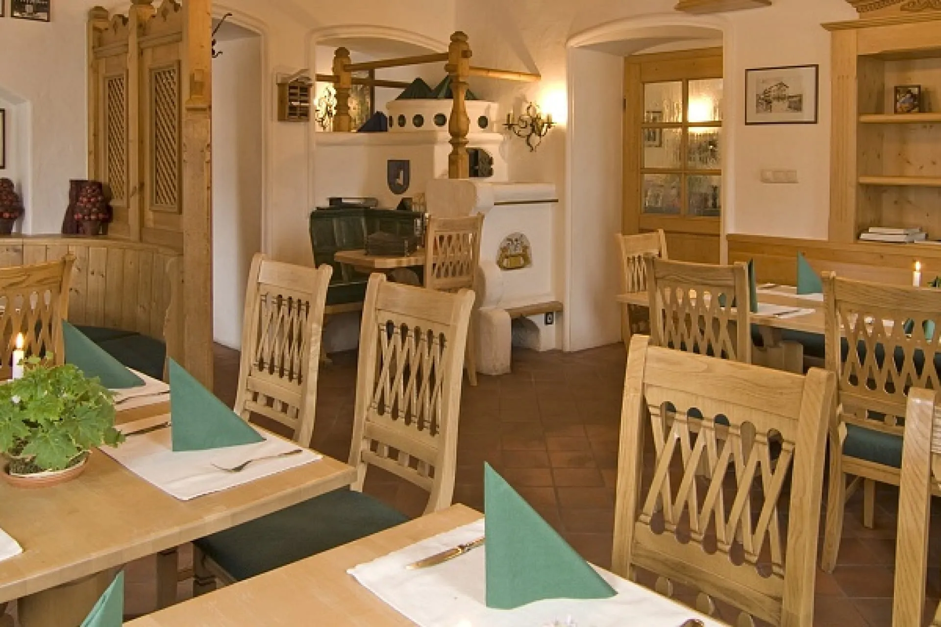 Holztische und Stühle in einem gemütlichen Restaurant