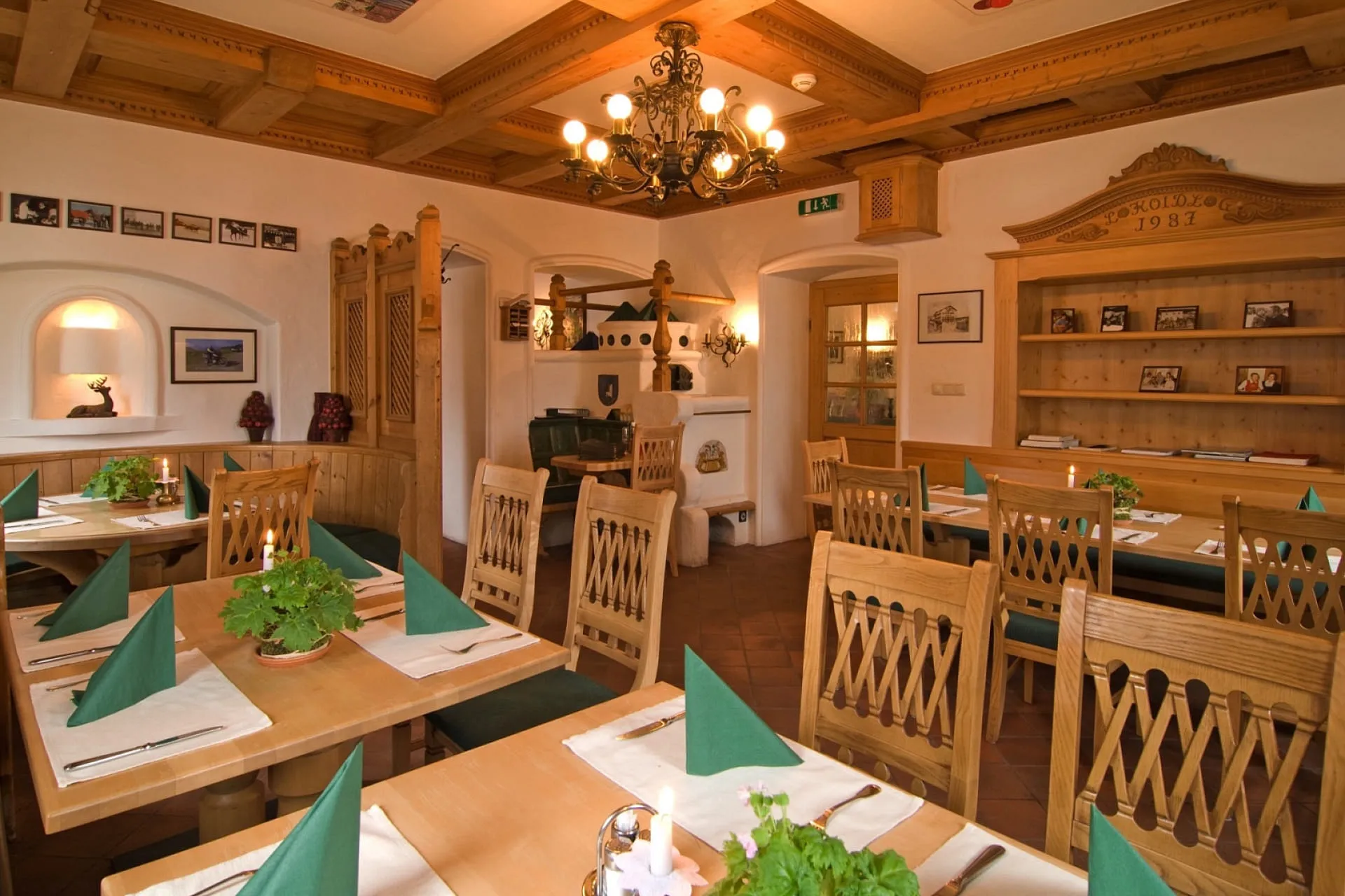 Gemütliches Restaurant mit Holzdekor und gedeckten Tischen.