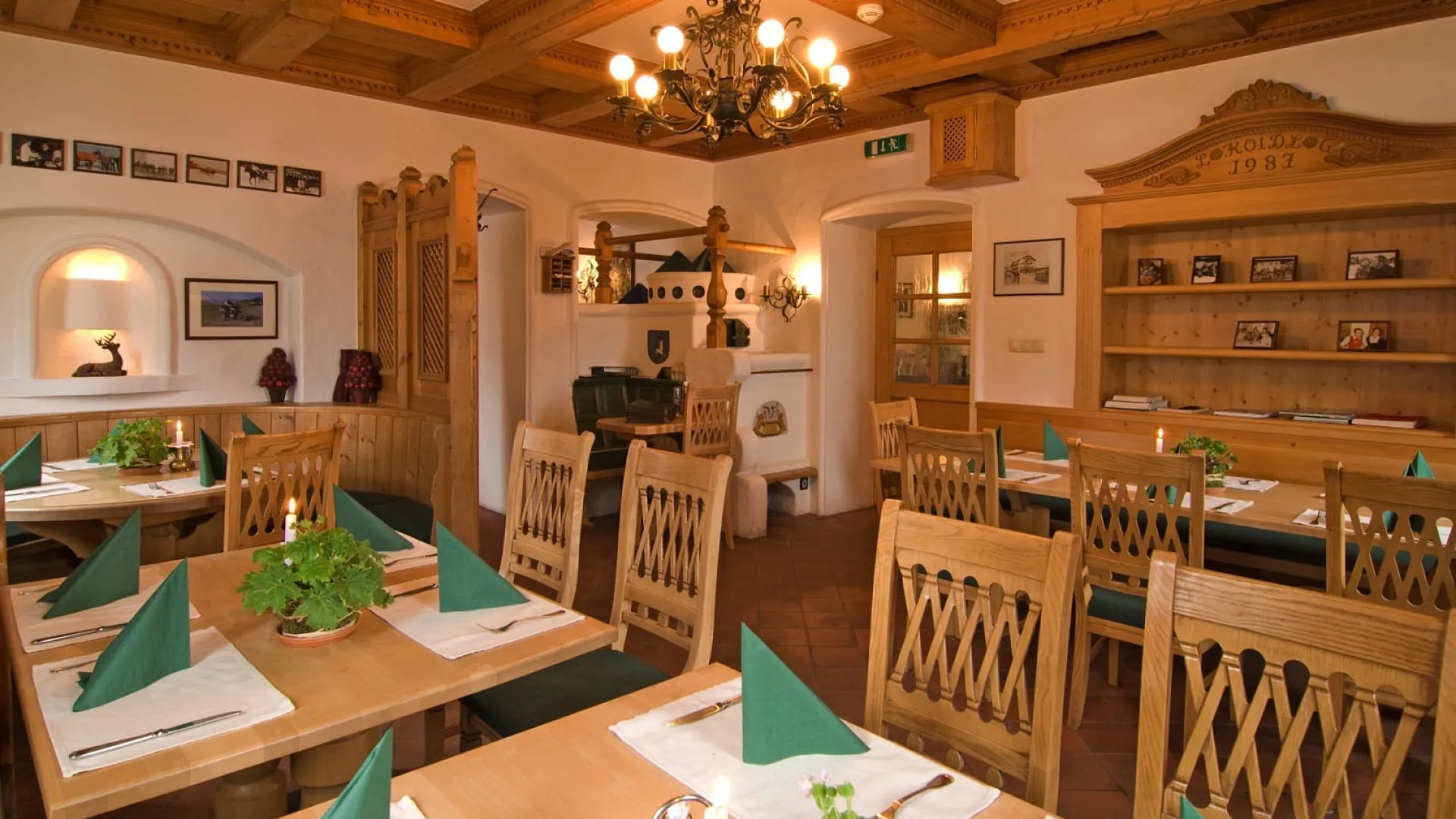 Gemütliches Restaurant mit Holzinterieur und grünen Servietten.