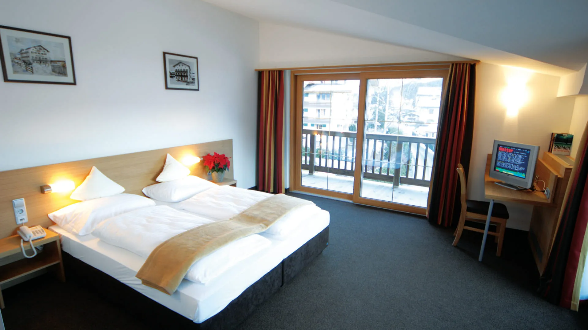Modernes Zimmer mit Balkon und Computerarbeitsplatz