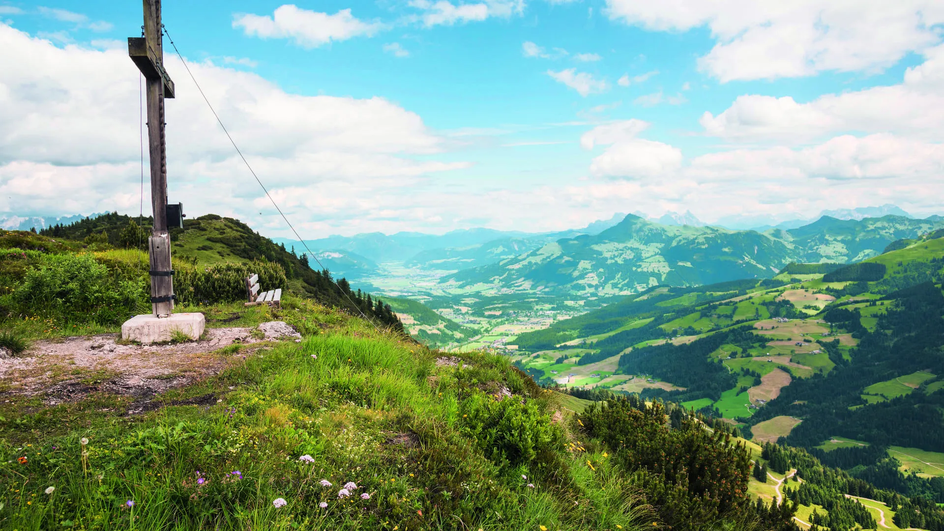 Gipfelkreuz Gaisberg in Kirchberg in Tirol mit Blick ins Tal