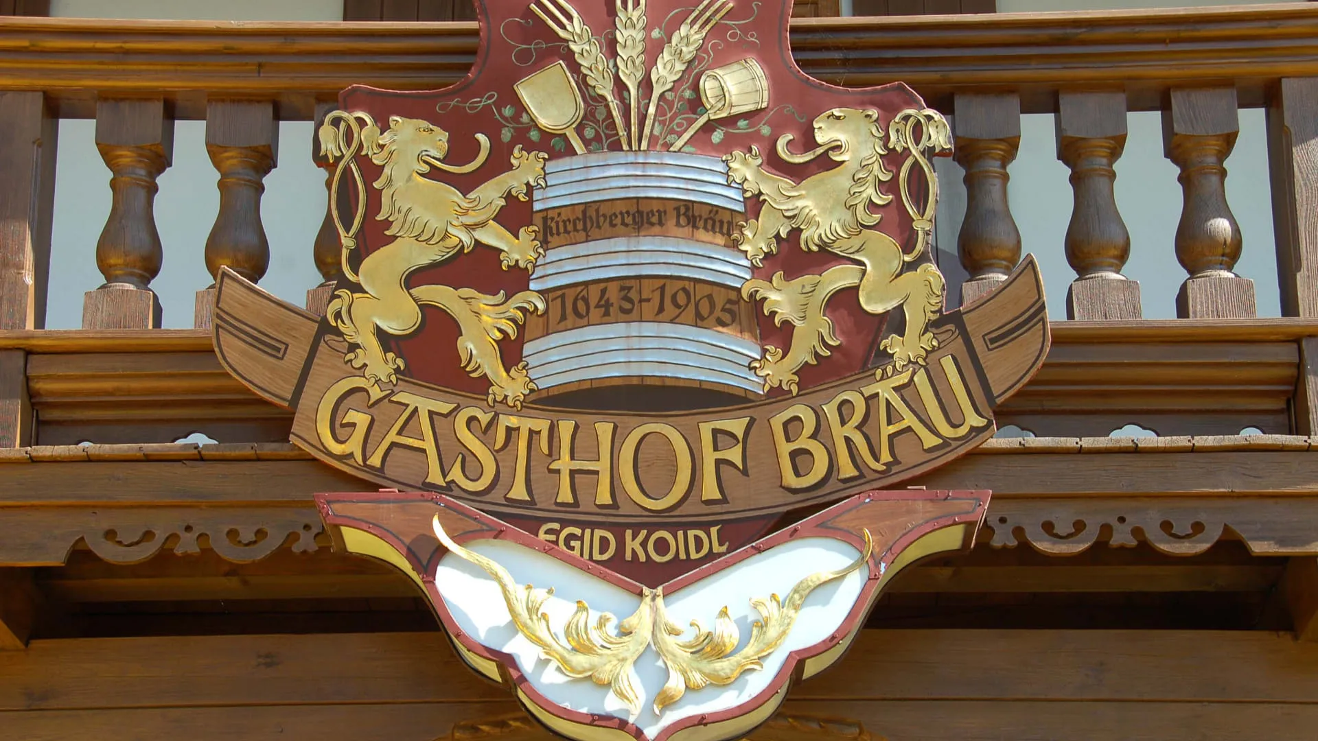 Schild des Gasthofs Bräu mit Wappen und Schriftzug