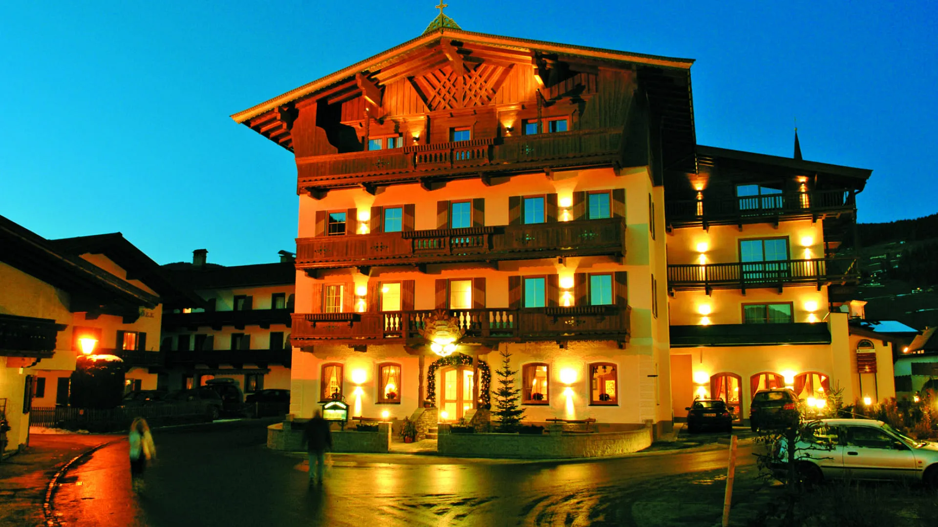 Helle Hotelansicht bei Nacht mit warmem Licht